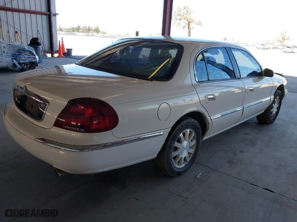 2000 Lincoln Continental with VIN 1LNHM97V9YY821894, listed as a IAAI auction lot 41657199 with 218,330 mi miles. Bid and sale history available at carsss.com. Image 4.