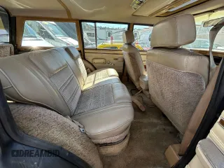 1987 Jeep Grand Wagoneer z VIN 1JCNJ15U7HT153505, wystawiony jako Copart lot #46373925 z przebiegiem 57 931 mil mil oraz Czysty tytuł • Clean title. Historia ofert i sprzedaży dostępna na DreamBid. Obrazek 6.