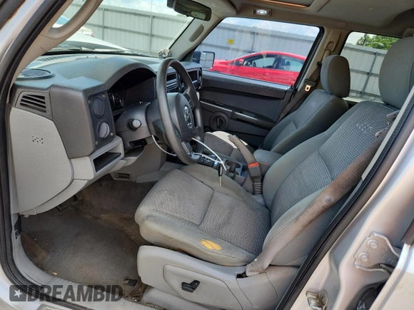 2007 Jeep Commander Sport z VIN 1J8HG48P47C691235, wystawiony jako Copart lot #64057505 z przebiegiem 135 641 mil mil oraz Szkoda całkowita • Salvage title. Historia ofert i sprzedaży dostępna na DreamBid. Obrazek 7.