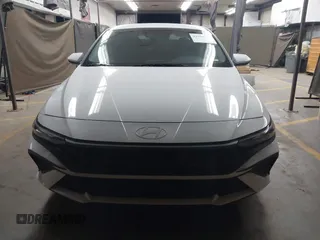2025 Hyundai Elantra SE z VIN KMHLL4DG5SU913590, wystawiony jako IAAI lot #41900727 z przebiegiem 3 406 mil mil oraz . Historia ofert i sprzedaży dostępna na DreamBid. Obrazek 13.
