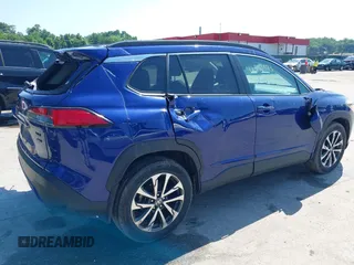 2022 Toyota Corolla Cross XLE z VIN 7MUDAABG4NV004836, wystawiony jako IAAI lot #42546573 z przebiegiem 23 821 mil mil oraz . Historia ofert i sprzedaży dostępna na DreamBid. Obrazek 17.