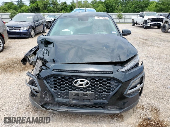 2021 Hyundai Kona SE z VIN KM8K12AA4MU634494, wystawiony jako Copart lot #57092075 z przebiegiem 71 608 mil mil oraz Czysty tytuł • Clean title. Historia ofert i sprzedaży dostępna na DreamBid. Obrazek 5.