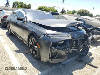 2024 BMW i7 M70 z VIN WBY83EH05RCP88571, wystawiony jako Copart lot #67134844 z przebiegiem 8118 mil mil oraz Szkody całkowita. Historia ofert i sprzedaży dostępna na DreamBid. Obrazek 4.