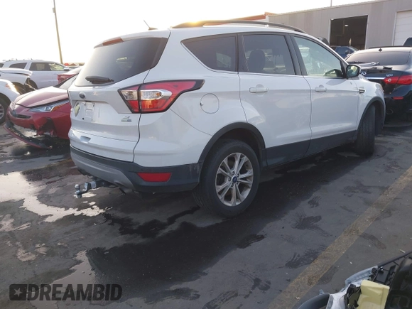 2018 Ford Escape SE z VIN 1FMCU9GD6JUC13023, wystawiony jako IAAI lot #41023197 z przebiegiem 105 489 mil mil oraz . Historia ofert i sprzedaży dostępna na DreamBid. Obrazek 4.