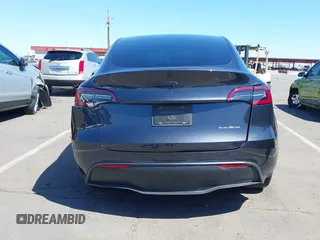 2024 Tesla Model Y Long Range z VIN 7SAYGDEE0RF128802, wystawiony jako IAAI lot #42128685 z przebiegiem 15 713 mil mil oraz . Historia ofert i sprzedaży dostępna na DreamBid. Obrazek 15.