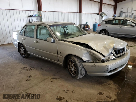 2000 Volvo S70 z VIN YV1LS56D5Y2653853, wystawiony jako Copart lot #75945864 z przebiegiem 226 988 mil mil oraz Szkoda całkowita • Salvage title. Historia ofert i sprzedaży dostępna na DreamBid. Obrazek 4.