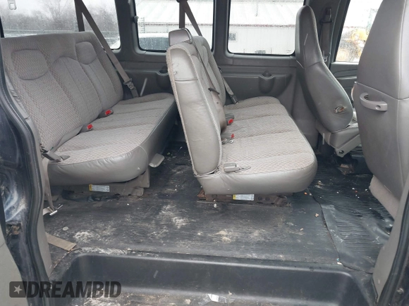 2006 Chevrolet Express Passenger z VIN 1GAHG35U361153432, wystawiony jako IAAI lot #41593860 z przebiegiem 160 774 mil mil oraz . Historia ofert i sprzedaży dostępna na DreamBid. Obrazek 8.