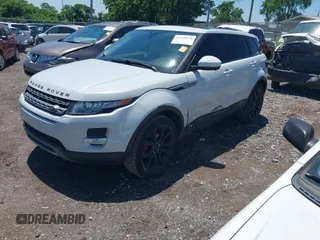 2015 Land Rover Range Rover Evoque Pure Premium z VIN SALVR2BG2FH075464, wystawiony jako IAAI lot #42268278 z przebiegiem 135 426 mil mil oraz . Historia ofert i sprzedaży dostępna na DreamBid. Obrazek 2.