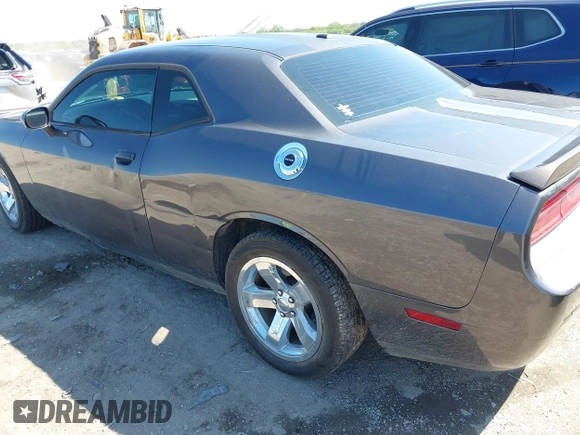 2013 Dodge Challenger SXT z VIN 2C3CDYAG9DH724917, wystawiony jako IAAI lot #41985775 z przebiegiem 123 565 mil mil oraz . Historia ofert i sprzedaży dostępna na DreamBid. Obrazek 6.