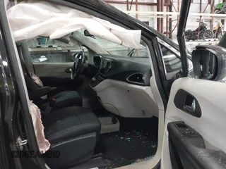 2017 Chrysler Pacifica Touring with VIN 2C4RC1DGXHR585294, listed as a IAAI auction lot 41971914 with 153,028 mi miles and . Bid and sale history available at DreamBid. Image 5.