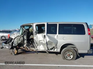 2006 Chevrolet Express Passenger z VIN 1GAHG35U661107013, wystawiony jako IAAI lot #40902703 z przebiegiem Nie podano mil oraz . Historia ofert i sprzedaży dostępna na DreamBid. Obrazek 14.