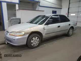1998 Honda Accord DX z VIN 1HGCF8647WA081314, wystawiony jako Copart lot #82371234 z przebiegiem 220 526 mil mil oraz Czysty tytuł • Clean title. Historia ofert i sprzedaży dostępna na DreamBid. Obrazek 1.