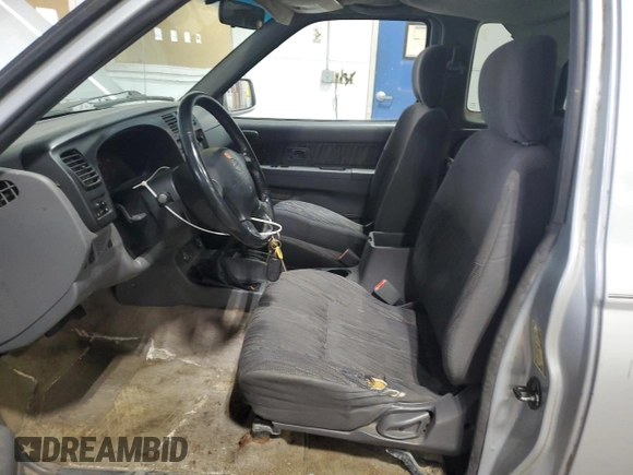 2000 Nissan Frontier XE z VIN 1N6ED26Y2YC369789, wystawiony jako Copart lot #53255695 z przebiegiem 165 792 mil mil oraz Czysty tytuł • Clean title. Historia ofert i sprzedaży dostępna na DreamBid. Obrazek 7.
