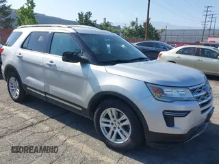 2018 Ford Explorer XLT z VIN 1FM5K7D84JGA81047, wystawiony jako IAAI lot #42216772 z przebiegiem 127 613 mil mil oraz . Historia ofert i sprzedaży dostępna na DreamBid. Obrazek 1.