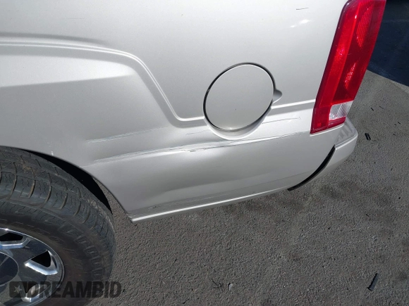 2005 Cadillac Escalade ESV z VIN 3GYFK66N75G215284, wystawiony jako IAAI lot #41320914 z przebiegiem Nie podano mil oraz . Historia ofert i sprzedaży dostępna na DreamBid. Obrazek 6.