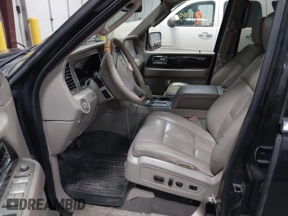 2008 Lincoln Navigator with VIN 5LMFU28558LJ11589, listed as a IAAI auction lot 41231733 with 1 mi miles. Bid and sale history available at carsss.com. Image 5.
