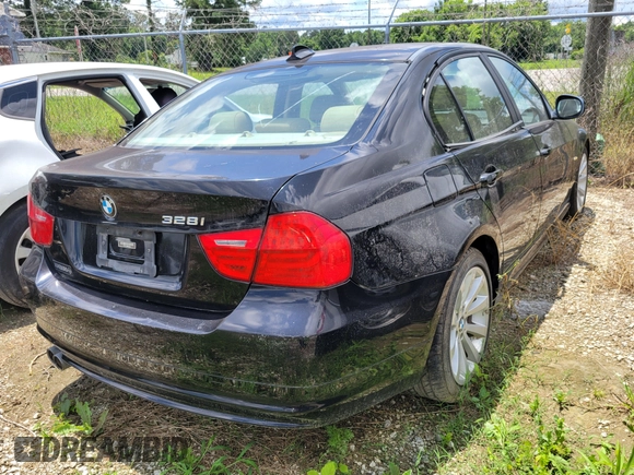 2011 BMW 3 Series 328i z VIN WBAPH7C55BE682965, wystawiony jako IAAI lot #42470797 z przebiegiem 108 041 mil mil oraz . Historia ofert i sprzedaży dostępna na DreamBid. Obrazek 4.
