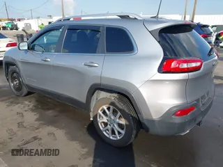 2017 Jeep Cherokee Latitude z VIN 1C4PJLCS8HW643912, wystawiony jako IAAI lot #41428918 z przebiegiem 84 726 mil mil oraz . Historia ofert i sprzedaży dostępna na DreamBid. Obrazek 3.