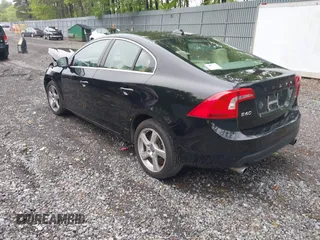 2013 Volvo S60 T5 Premier z VIN YV1612FS5D1218392, wystawiony jako IAAI lot #42283632 z przebiegiem 156 996 mil mil oraz . Historia ofert i sprzedaży dostępna na DreamBid. Obrazek 3.