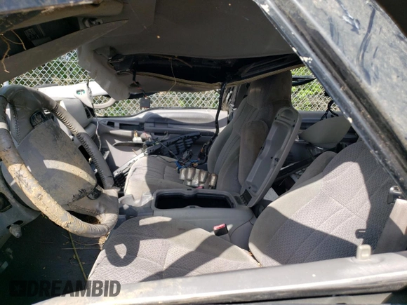 2000 Ford Excursion XLT z VIN 1FMNU41S8YEC60691, wystawiony jako Copart lot #55406265 z przebiegiem Nie podano mil oraz Szkoda całkowita • Salvage title. Historia ofert i sprzedaży dostępna na DreamBid. Obrazek 7.