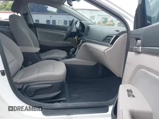 2017 Hyundai Elantra SE z VIN 5NPD84LF5HH132588, wystawiony jako IAAI lot #42380298 z przebiegiem 35 495 mil mil oraz . Historia ofert i sprzedaży dostępna na DreamBid. Obrazek 5.