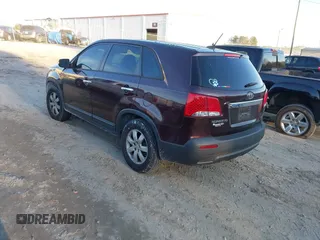 2012 Kia Sorento LX z VIN 5XYKT3A15CG203294, wystawiony jako IAAI lot #41339207 z przebiegiem 122 141 mil mil oraz . Historia ofert i sprzedaży dostępna na DreamBid. Obrazek 3.