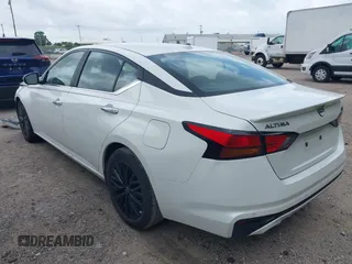 2025 Nissan Altima SV z VIN 1N4BL4DV8SN364434, wystawiony jako IAAI lot #42532928 z przebiegiem 14 521 mil mil oraz . Historia ofert i sprzedaży dostępna na DreamBid. Obrazek 3.