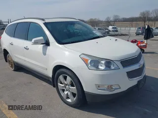 2011 Chevrolet Traverse LTZ z VIN 1GNKRLED4BJ398460, wystawiony jako IAAI lot #42005915 z przebiegiem 154 377 mil mil oraz . Historia ofert i sprzedaży dostępna na DreamBid. Obrazek 1.