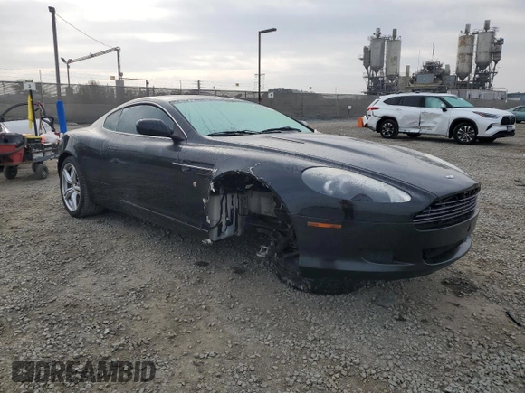 2005 Aston Martin DB9 z VIN SCFAD01A05GA01135, wystawiony jako Copart lot #47689715 z przebiegiem Nie podano mil oraz Tytuł czysty. Historia ofert i sprzedaży dostępna na DreamBid. Obrazek 4.