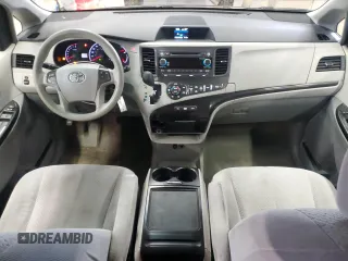 2014 Toyota Sienna LE AAS z VIN 5TDKK3DC9ES524468, wystawiony jako Copart lot #58170535 z przebiegiem 228 172 mil mil oraz Czysty tytuł • Clean title. Historia ofert i sprzedaży dostępna na DreamBid. Obrazek 8.