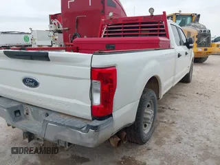 2017 Ford F-350 XL z VIN 1FT7W3AT5HED28231, wystawiony jako IAAI lot #42365678 z przebiegiem Nie podano mil oraz . Historia ofert i sprzedaży dostępna na DreamBid. Obrazek 4.