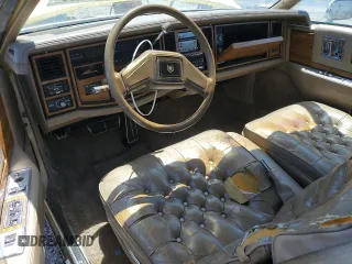 1985 Cadillac Eldorado z VIN 1G6EL5782FE675028, wystawiony jako Copart lot #57709655 z przebiegiem 63 347 mil mil oraz Tytuł czysty. Historia ofert i sprzedaży dostępna na DreamBid. Obrazek 8.