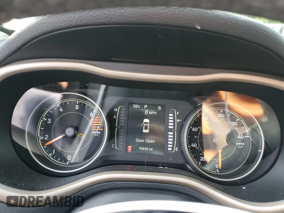 2017 Jeep Cherokee Latitude z VIN 1C4PJLCB6HW628924, wystawiony jako Copart lot #55154895 z przebiegiem 70 645 mil mil oraz Szkoda całkowita • Salvage title. Historia ofert i sprzedaży dostępna na DreamBid. Obrazek 9.