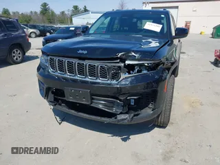 2024 Jeep Grand Cherokee Laredo z VIN 1C4RJHAG3RC697996, wystawiony jako IAAI lot #41973399 z przebiegiem 14 680 mil mil oraz . Historia ofert i sprzedaży dostępna na DreamBid. Obrazek 6.