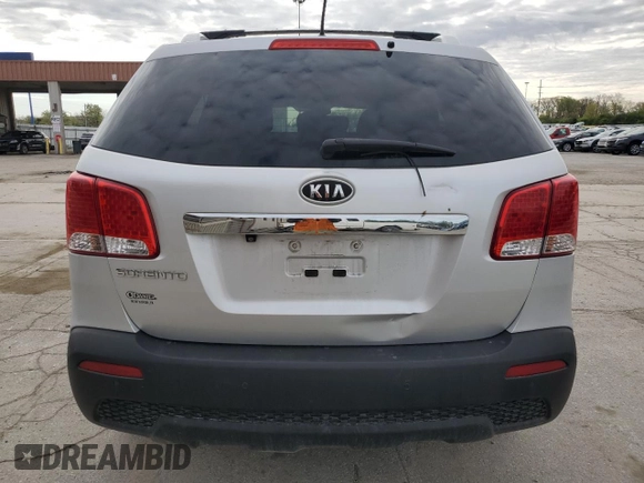 2013 Kia Sorento LX z VIN 5XYKT4A67DG355452, wystawiony jako Copart lot #54902255 z przebiegiem 188 949 mil mil oraz Szkoda całkowita • Salvage title. Historia ofert i sprzedaży dostępna na DreamBid. Obrazek 6.