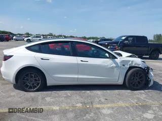 2022 Tesla Model 3 z VIN 5YJ3E1EA5NF164309, wystawiony jako IAAI lot #42195114 z przebiegiem 72 912 mil mil oraz . Historia ofert i sprzedaży dostępna na DreamBid. Obrazek 12.