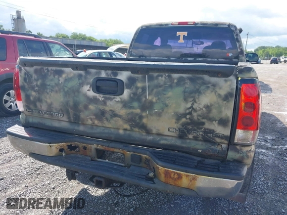 2005 Chevrolet Silverado 1500 Work Truck z VIN 1GCEK19V15Z101751, wystawiony jako IAAI lot #42387202 z przebiegiem 332 808 mil mil oraz . Historia ofert i sprzedaży dostępna na DreamBid. Obrazek 16.