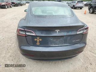 2018 Tesla Model 3 Long Range Battery z VIN 5YJ3E1EB2JF169809, wystawiony jako Copart lot #60623104 z przebiegiem 81 747 mil mil oraz Tytuł czysty. Historia ofert i sprzedaży dostępna na DreamBid. Obrazek 6.