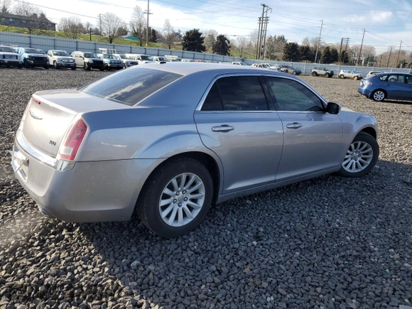 2013 Chrysler 300 z VIN 2C3CCAAG2DH697490, wystawiony jako Copart lot #88799405 z przebiegiem 95 165 mil mil oraz Czysty tytuł • Clean title. Historia ofert i sprzedaży dostępna na DreamBid. Obrazek 3.