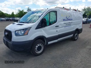 2023 Ford Transit Cargo z VIN 1FTBR1Y88PKB28094, wystawiony jako IAAI lot #42206002 z przebiegiem 22 519 mil mil oraz . Historia ofert i sprzedaży dostępna na DreamBid. Obrazek 16.