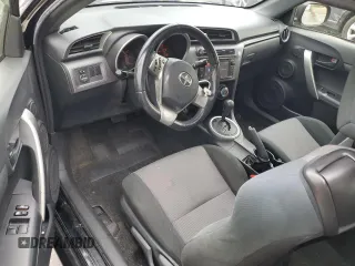 2015 Scion tC z VIN JTKJF5C75F3093123, wystawiony jako Copart lot #58414325 z przebiegiem 107 051 mil mil oraz Szkoda całkowita • Salvage title. Historia ofert i sprzedaży dostępna na DreamBid. Obrazek 8.