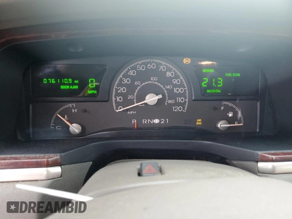 2005 Lincoln Town Car Signature Limited z VIN 1LNHM82W85Y648360, wystawiony jako Copart lot #55492705 z przebiegiem 76 110 mil mil oraz Tytuł czysty. Historia ofert i sprzedaży dostępna na DreamBid. Obrazek 9.
