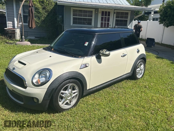 2007 MINI Hardtop S with VIN WMWMF73527TL89620, listed as a Copart auction lot 52344035 with 105,600 mi miles and Clean Title. Bid and sale history available at DreamBid. Image 2.