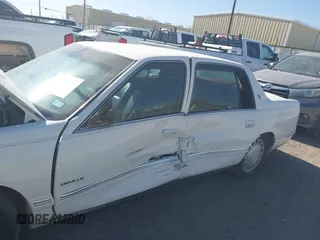 1999 Cadillac DeVille z VIN 1G6KD54Y6XU728681, wystawiony jako IAAI lot #41362191 z przebiegiem 163 540 mil mil oraz . Historia ofert i sprzedaży dostępna na DreamBid. Obrazek 6.