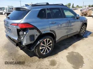 2023 Toyota Corolla Cross XLE z VIN 7MUDAAAG0PV063242, wystawiony jako Copart lot #52511585 z przebiegiem 10 695 mil mil oraz Szkody całkowita. Historia ofert i sprzedaży dostępna na DreamBid. Obrazek 3.