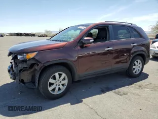 2013 Kia Sorento LX z VIN 5XYKT3A62DG350881, wystawiony jako Copart lot #56197165 z przebiegiem 109 531 mil mil oraz Szkoda całkowita • Salvage title. Historia ofert i sprzedaży dostępna na DreamBid. Obrazek 1.