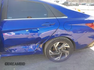 2024 Hyundai Elantra SEL z VIN KMHLS4DG3RU769454, wystawiony jako IAAI lot #41838085 z przebiegiem 11 520 mil mil oraz . Historia ofert i sprzedaży dostępna na DreamBid. Obrazek 18.