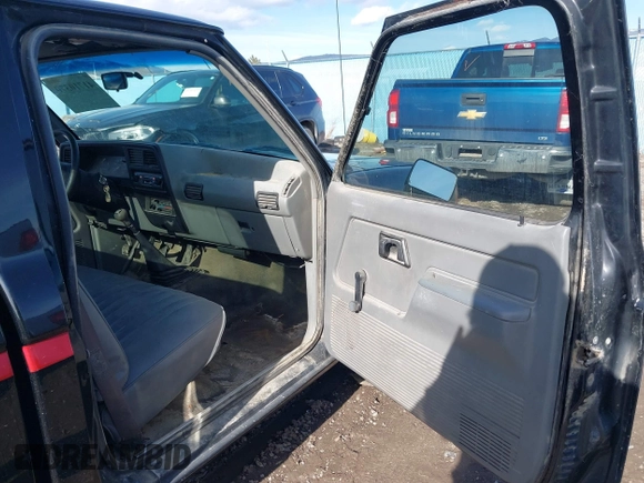 1990 Ford Ranger XLT with VIN 1FTCR10AXLUB92428, listed as a IAAI auction lot 41710370 with 31,036 mi miles. Bid and sale history available at carsss.com. Image 5.