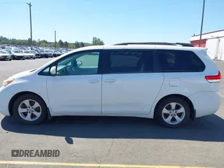 2013 Toyota Sienna LE AAS z VIN 5TDKK3DC0DS352376, wystawiony jako IAAI lot #42734860 z przebiegiem 184 622 mil mil oraz . Historia ofert i sprzedaży dostępna na DreamBid. Obrazek 14.