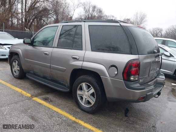2005 Chevrolet TrailBlazer LT with VIN 1GNDT13S452319576, listed as a IAAI auction lot 41471422 with 266,346 mi miles. Bid and sale history available at carsss.com. Image 3.